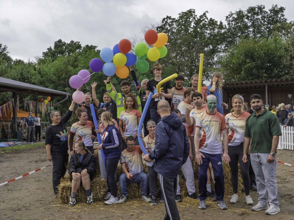Move & Grove 2026 Menschen mit Luftballons